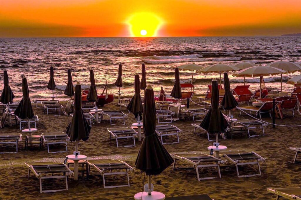 Tramonto dalla spiaggia del Hotel Acciaroli in Cilento